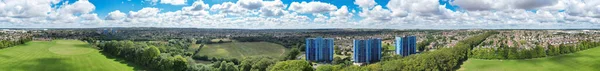 イギリスのルートン市の上の美しい夕日の間に英国の住宅地のパノラマ空中ビュー 2023年8月15日にドローンのカメラで撮影された映像 — ストック写真