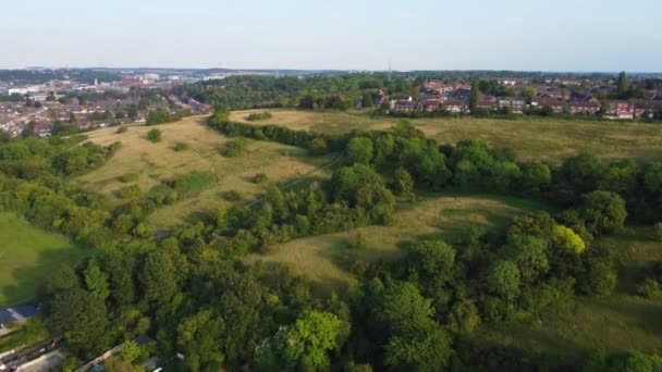 イギリスのノースルートンシティにあるファーリーヒルズランドスケープとパークの高角度空中ビュー 2023年9月7日 — ストック動画