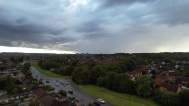 Büyük Britanya 'nın Luton şehrinin günbatımındaki hava görüntüleri. Görüntü İHA 'nın Kamerasıyla 21 Eylül 2023' te çekildi.