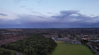 Büyük Britanya 'nın Luton şehrinin günbatımındaki hava görüntüleri. Görüntü İHA 'nın Kamerasıyla 21 Eylül 2023' te çekildi.