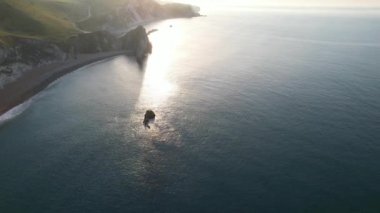 Durdle Door Sahili 'ndeki Cliff ve Hills' in yüksek açılı görüntüsü. İngiltere 'nin Büyük Turist Çekimi ve Yazın Çok Ünlü. En Güzel Manzaranın Muhteşem Görüntüsü 9 Eylül 2023 'te Çekildi