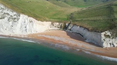 Durdle Door Sahili 'ndeki Cliff ve Hills' in yüksek açılı görüntüsü. İngiltere 'nin Büyük Turist Çekimi ve Yazın Çok Ünlü. En Güzel Manzaranın Muhteşem Görüntüsü 9 Eylül 2023 'te Çekildi
