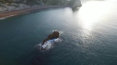 Durdle Door Sahili 'ndeki Cliff ve Hills' in yüksek açılı görüntüsü. İngiltere 'nin Büyük Turist Çekimi ve Yazın Çok Ünlü. En Güzel Manzaranın Muhteşem Görüntüsü 9 Eylül 2023 'te Çekildi