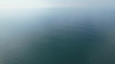 Durdle Door Sahili 'ndeki Cliff ve Hills' in yüksek açılı görüntüsü. İngiltere 'nin Büyük Turist Çekimi ve Yazın Çok Ünlü. En Güzel Manzaranın Muhteşem Görüntüsü 9 Eylül 2023 'te Çekildi
