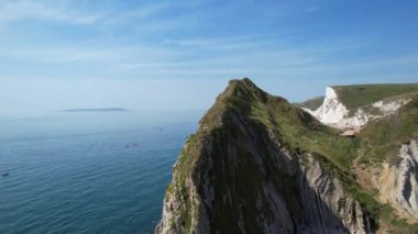 Durdle Door Sahili 'ndeki Cliff ve Hills' in yüksek açılı görüntüsü. İngiltere 'nin Büyük Turist Çekimi ve Yazın Çok Ünlü. En Güzel Manzaranın Muhteşem Görüntüsü 9 Eylül 2023 'te Çekildi