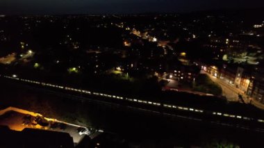 Günbatımından sonra Güney Doğu Şehir Merkezi ve Luton Şehri ve Ticaret Bölgesi Yüksek Açı Manzarası. Görüntü İHA 'nın Kamerasıyla 5 Eylül 2023' te çekildi.