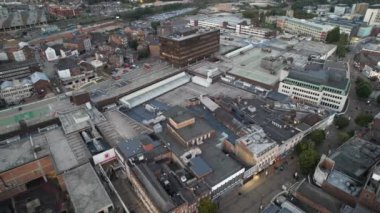 Günbatımından sonra Güney Doğu Şehir Merkezi ve Luton Şehri ve Ticaret Bölgesi Yüksek Açı Manzarası. Görüntü İHA 'nın Kamerasıyla 5 Eylül 2023' te çekildi.