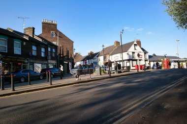 Luton Town 'un merkezi tren istasyonu yakınlarındaki Central luton City ve Downtown Buildings' in düşük açılı görüntüsü, İngiltere İngiltere. Görüntü, açık güneşli 2 Haziran 2023 'te çekildi.