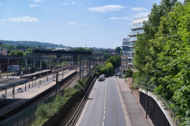 Luton Town 'un merkezi tren istasyonu yakınlarındaki Central luton City ve Downtown Buildings' in düşük açılı görüntüsü, İngiltere İngiltere. Görüntü, açık güneşli 2 Haziran 2023 'te çekildi.