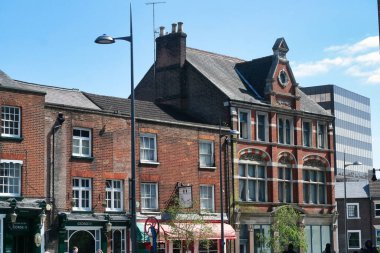 Luton Town 'un merkezi tren istasyonu yakınlarındaki Central luton City ve Downtown Buildings' in düşük açılı görüntüsü, İngiltere İngiltere. Görüntü, açık güneşli 2 Haziran 2023 'te çekildi.