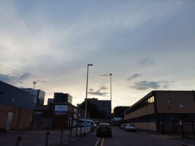 Günbatımında Güneydoğu Şehir Merkezi ve Luton Şehri ve Ticaret Bölgesi Yüksek Açı Manzarası. Görüntü İHA 'nın Kamerasıyla 1 Eylül 2023' te kaydedildi.