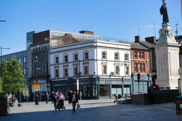 Luton Town 'un merkezi tren istasyonu yakınlarındaki Central luton City ve Downtown Buildings' in düşük açılı görüntüsü, İngiltere İngiltere. Görüntü, açık güneşli 2 Haziran 2023 'te çekildi.
