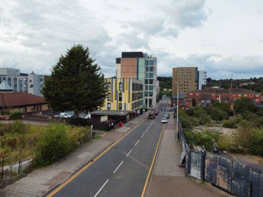Günbatımında Güneydoğu Şehir Merkezi ve Luton Şehri ve Ticaret Bölgesi Yüksek Açı Manzarası. Görüntü İHA 'nın Kamerasıyla 1 Eylül 2023' te kaydedildi.