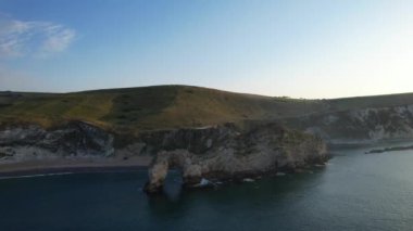 İngiltere, İngiltere 'nin Durdle Door Sahili' nin muhteşem Yüksek Açılı Sabah Manzarası ve Deniz Manzarası. Görüntüler Drone 'un kamerasıyla 9 Eylül 2023' te çekildi. (Durdle Dor)