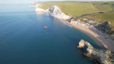 İngiltere, İngiltere 'nin Durdle Door Sahili' nin muhteşem Yüksek Açılı Sabah Manzarası ve Deniz Manzarası. Görüntüler Drone 'un kamerasıyla 9 Eylül 2023' te çekildi. (Durdle Dor)