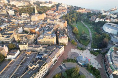 Bournemouth Sahili 'nin İngiliz Turist Çekimi ve İngiltere' nin Deniz manzaralı şehri Büyük Britanya. Görüntü İHA 'nın Kamerasıyla 9 Eylül 2023' te günbatımında çekildi. 