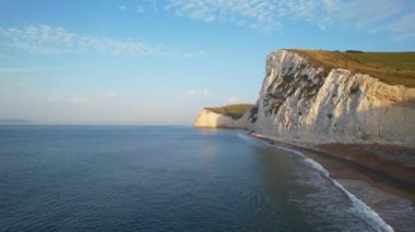 İngiltere, İngiltere 'nin Durdle Door Sahili' nin muhteşem Yüksek Açılı Sabah Manzarası ve Deniz Manzarası. Görüntüler Drone 'un kamerasıyla 9 Eylül 2023' te çekildi. (Durdle Dor)