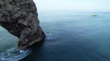 İngiltere, İngiltere 'nin Durdle Door Sahili' nin muhteşem Yüksek Açılı Sabah Manzarası ve Deniz Manzarası. Görüntüler Drone 'un kamerasıyla 9 Eylül 2023' te çekildi. (Durdle Dor)