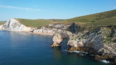 İngiltere İngiltere 'nin Durdle Door Sahili' nin En İyi Yüksek Açılı Manzarası ve Deniz Manzarası Büyük Britanya, İngiltere. Görüntüler Drone 'un kamerasıyla 9 Eylül 2023' te çekildi. (Durdle Dor)