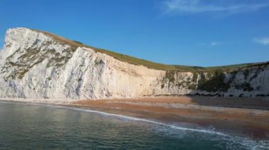 İngiltere İngiltere 'nin Durdle Door Sahili' nin En İyi Yüksek Açılı Manzarası ve Deniz Manzarası Büyük Britanya, İngiltere. Görüntüler Drone 'un kamerasıyla 9 Eylül 2023' te çekildi. (Durdle Dor)