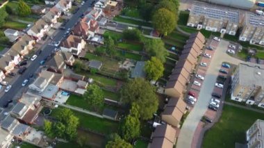 Günbatımında West Luton City ve Residential District 'in yüksek açılı görüntüleri. Görüntü İHA 'nın Kamerasıyla 7 Eylül 2023' te çekildi.