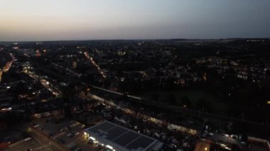 Günbatımından sonra Güney Doğu Şehir Merkezi ve Luton Şehri ve Ticaret Bölgesi Yüksek Açı Manzarası. Görüntü İHA 'nın Kamerasıyla 5 Eylül 2023' te çekildi.