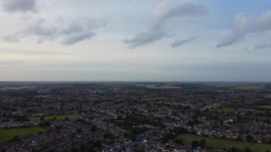 Günbatımında Kuzey Luton City ve Residential District 'in yüksek açılı görüntüleri. Görüntü İHA 'nın Kamerasıyla 25 Eylül 2023' te kaydedildi.