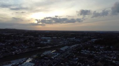 Günbatımında Kuzey Luton City ve Residential District 'in yüksek açılı görüntüleri. Görüntü İHA 'nın Kamerasıyla 25 Eylül 2023' te kaydedildi.