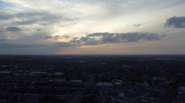 Günbatımında Kuzey Luton City ve Residential District 'in yüksek açılı görüntüleri. Görüntü İHA 'nın Kamerasıyla 25 Eylül 2023' te kaydedildi.