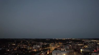 Günbatımından sonra Güney Doğu Şehir Merkezi ve Luton Şehri ve Ticaret Bölgesi Yüksek Açı Manzarası. Görüntü İHA 'nın Kamerasıyla 5 Eylül 2023' te çekildi.