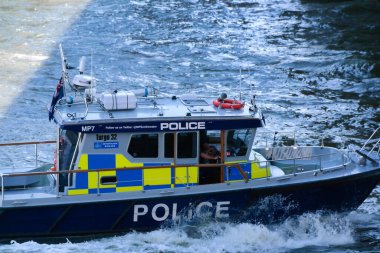 İngiltere 'nin başkenti Londra Köprüsü' ndeki Thames Nehri üzerinden düşük açılı tekne manzarası. Thames Nehri Londra 'nın merkezindeki en çekici turist merkezinden geçiyor. Görüntü 4 Haziran 2023 'te çekildi.