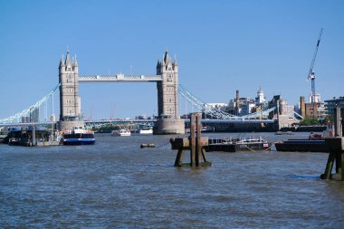 İngiltere 'nin başkenti Londra Köprüsü' ndeki Thames Nehri üzerinden düşük açılı tekne manzarası. Thames Nehri Londra 'nın merkezindeki en çekici turist merkezinden geçiyor. Görüntü 4 Haziran 2023 'te çekildi.