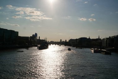 İngiltere 'nin başkenti Londra Köprüsü' ndeki Thames Nehri üzerinden düşük açılı tekne manzarası. Thames Nehri Londra 'nın merkezindeki en çekici turist merkezinden geçiyor. Görüntü 4 Haziran 2023 'te çekildi.