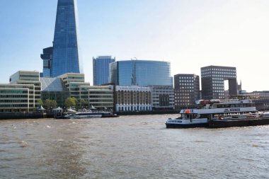İngiltere 'nin başkenti Londra Köprüsü' ndeki Thames Nehri üzerinden düşük açılı tekne manzarası. Thames Nehri Londra 'nın merkezindeki en çekici turist merkezinden geçiyor. Görüntü 4 Haziran 2023 'te çekildi.