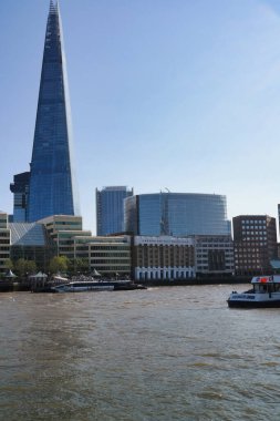 İngiltere 'nin başkenti Londra Köprüsü' ndeki Thames Nehri üzerinden düşük açılı tekne manzarası. Thames Nehri Londra 'nın merkezindeki en çekici turist merkezinden geçiyor. Görüntü 4 Haziran 2023 'te çekildi.