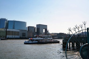 İngiltere 'nin başkenti Londra Köprüsü' ndeki Thames Nehri üzerinden düşük açılı tekne manzarası. Thames Nehri Londra 'nın merkezindeki en çekici turist merkezinden geçiyor. Görüntü 4 Haziran 2023 'te çekildi.