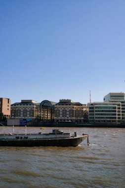 İngiltere 'nin başkenti Londra Köprüsü' ndeki Thames Nehri üzerinden düşük açılı tekne manzarası. Thames Nehri Londra 'nın merkezindeki en çekici turist merkezinden geçiyor. Görüntü 4 Haziran 2023 'te çekildi.
