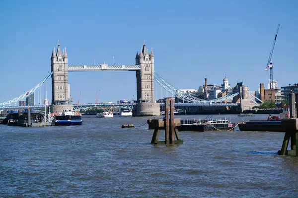 英国伦敦首都城伦敦桥泰晤士河水面上的船的低角度视图 泰晤士河正穿过伦敦市中心最吸引人的旅游胜地的心脏地带 这张照片是2023年6月4日拍摄的 — 图库照片