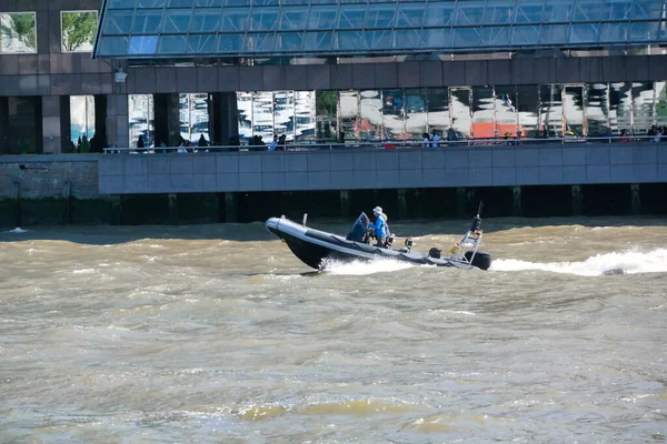 İngiltere 'nin başkenti Londra Köprüsü' ndeki Thames Nehri üzerinden düşük açılı tekne manzarası. Thames Nehri Londra 'nın merkezindeki en çekici turist merkezinden geçiyor. Görüntü 4 Haziran 2023 'te çekildi.