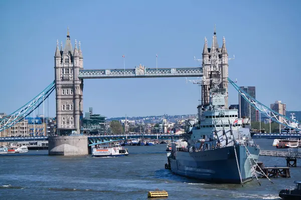 Low Angle View Boat River Thames Waters London Bridge Capital — Fotografia de Stock