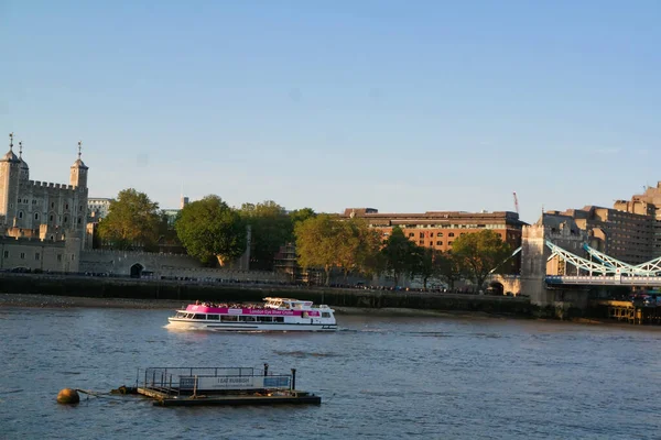 Vista Angolo Basso Della Barca Sul Tamigi Acque London Bridge — Foto Stock