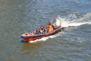 İngiltere 'nin başkenti Londra Köprüsü' ndeki Thames Nehri üzerinden düşük açılı tekne manzarası. Thames Nehri Londra 'nın merkezindeki en çekici turist merkezinden geçiyor. Görüntü 4 Haziran 2023 'te çekildi.