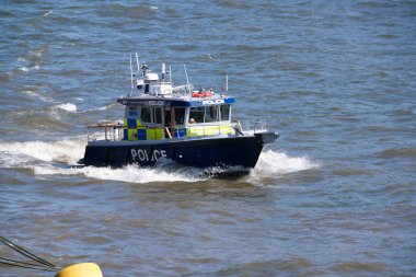 İngiltere 'nin başkenti Londra Köprüsü' ndeki Thames Nehri üzerinden düşük açılı tekne manzarası. Thames Nehri Londra 'nın merkezindeki en çekici turist merkezinden geçiyor. Görüntü 4 Haziran 2023 'te çekildi.