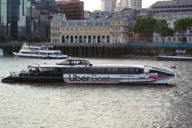 İngiltere 'nin başkenti Londra Köprüsü' ndeki Thames Nehri üzerinden düşük açılı tekne manzarası. Thames Nehri Londra 'nın merkezindeki en çekici turist merkezinden geçiyor. Görüntü 4 Haziran 2023 'te çekildi.