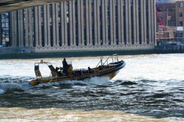 İngiltere 'nin başkenti Londra Köprüsü' ndeki Thames Nehri üzerinden düşük açılı tekne manzarası. Thames Nehri Londra 'nın merkezindeki en çekici turist merkezinden geçiyor. Görüntü 4 Haziran 2023 'te çekildi.