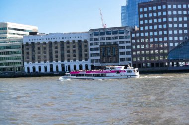 İngiltere 'nin başkenti Londra Köprüsü' ndeki Thames Nehri üzerinden düşük açılı tekne manzarası. Thames Nehri Londra 'nın merkezindeki en çekici turist merkezinden geçiyor. Görüntü 4 Haziran 2023 'te çekildi.