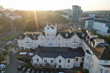 Bournemouth Sahili 'nin İngiliz Turist Çekimi ve İngiltere' nin Deniz manzaralı şehri Büyük Britanya. Görüntü İHA 'nın Kamerasıyla 9 Eylül 2023' te günbatımında çekildi. 