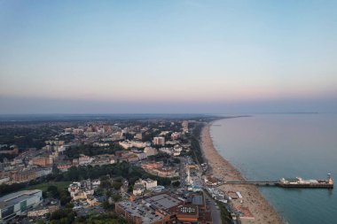 Bournemouth Sahili 'nin İngiliz Turist Çekimi ve İngiltere' nin Deniz manzaralı şehri Büyük Britanya. Görüntü İHA 'nın Kamerasıyla 9 Eylül 2023' te günbatımında çekildi. 