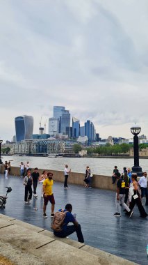 Tower Bridge ve Thames Nehri 'ndeki Dünya Ünlü Turist Çekimine Düşük Açı Bakış Açısı İngiltere' nin başkenti Londra 'da uluslararası turistlerle doludur. 18 Haziran 2023 'te yakalandı.