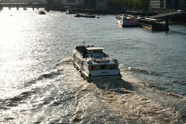 Low Angle View Boat River Thames Waters London Bridge Capital — Zdjęcie stockowe